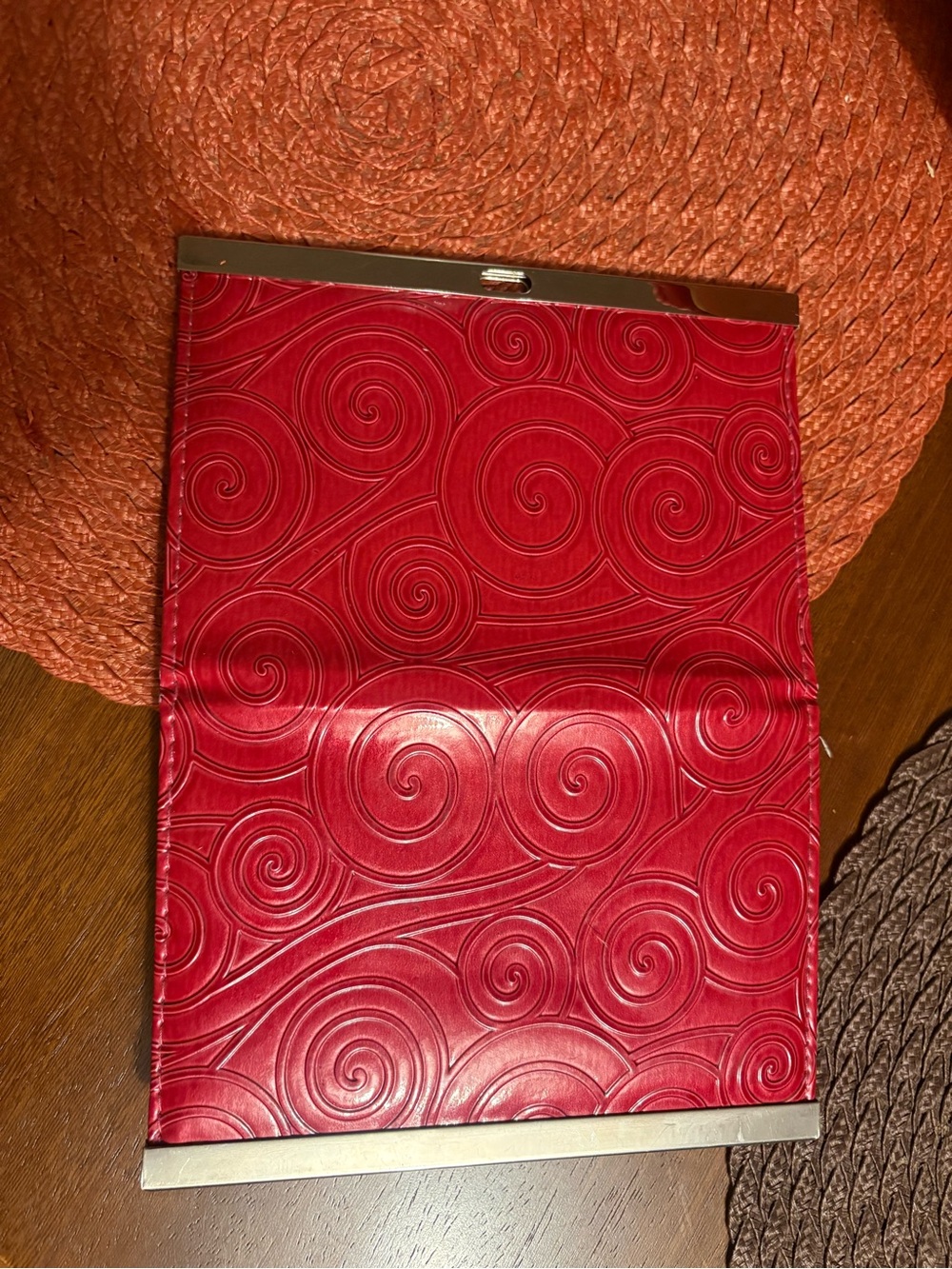 Red Swirl Embossed Kiss-Lock Photo Wallet - Picture 2 of 3